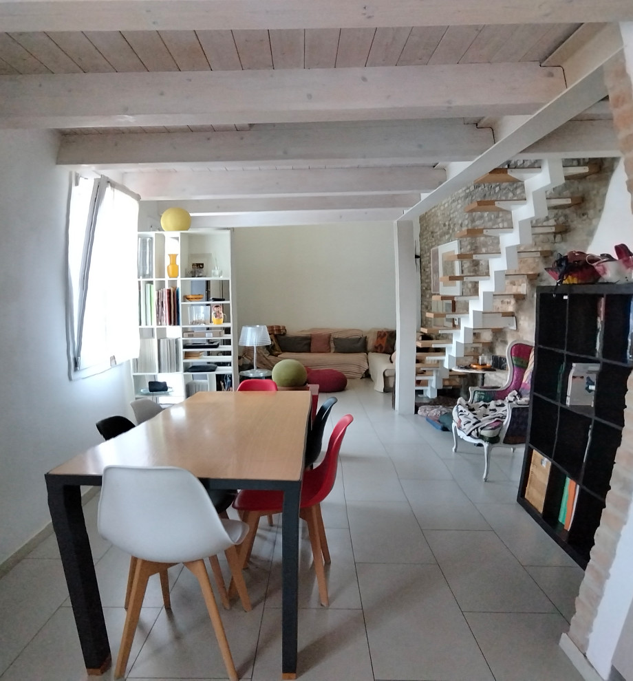 Immagine di una grande sala da pranzo aperta verso il soggiorno contemporanea con pareti bianche, pavimento in gres porcellanato, pavimento grigio e soffitto in legno