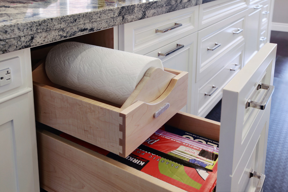 Kitchen - transitional kitchen idea in Toronto