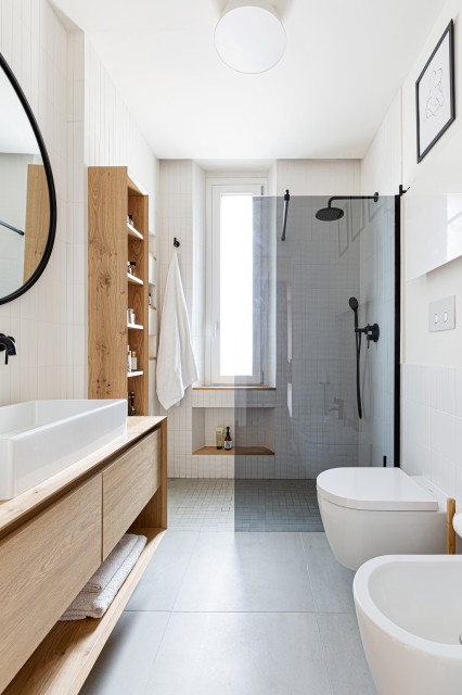 Bagno | Mobile in legno e rubinetteria skandinavisk-badevaerelse