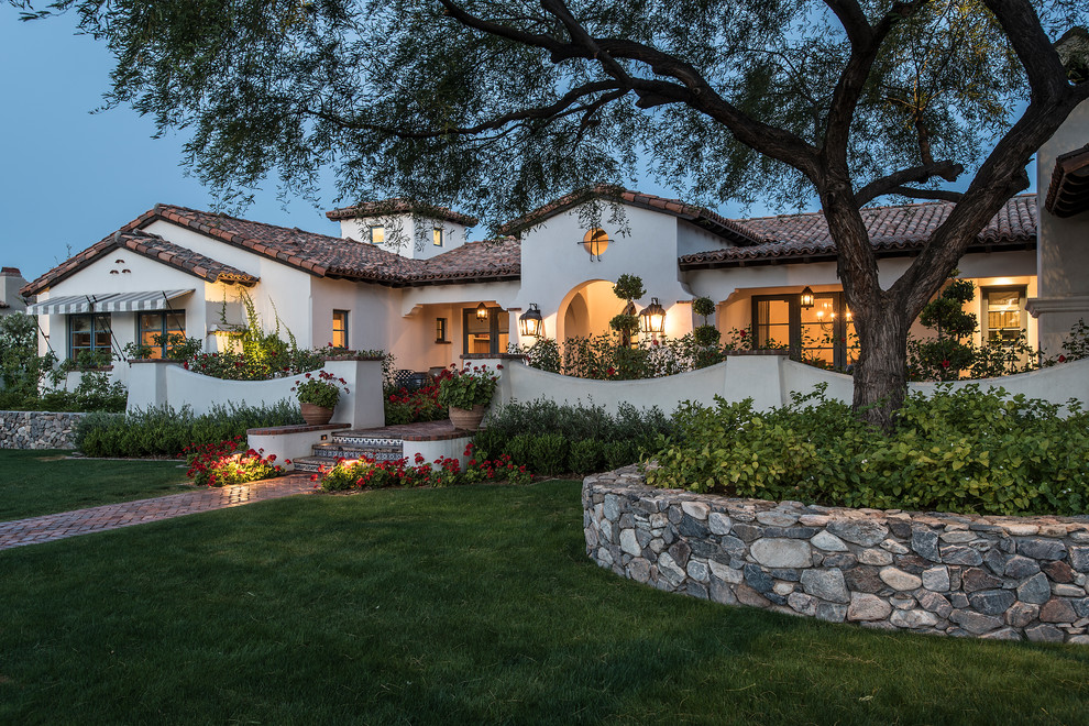 Expansive traditional front yard garden in Phoenix.