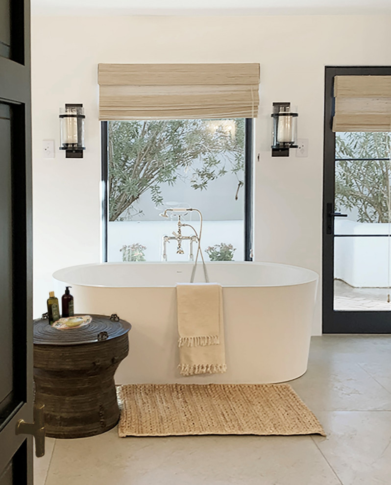Inspiration för ett stort vit vitt en-suite badrum, med luckor med infälld panel, skåp i mellenmörkt trä, ett fristående badkar, vit kakel, vita väggar, kalkstensgolv, bänkskiva i kvarts och beiget golv