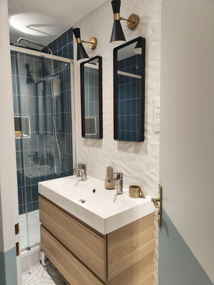 На фото: маленькая, узкая и длинная детская ванная комната в стиле неоклассика (современная классика) с плоскими фасадами, светлыми деревянными фасадами, унитазом-моноблоком, белой плиткой, белыми стенами, раковиной с несколькими смесителями, белым полом, душем с раздвижными дверями, белой столешницей, тумбой под одну раковину и подвесной тумбой для на участке и в саду