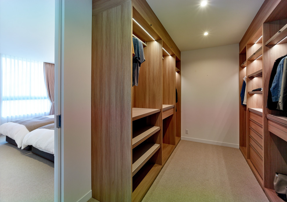 На фото: спальня в восточном стиле с ковровым покрытием и бежевым полом