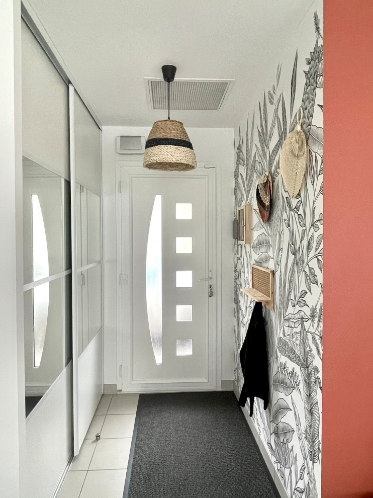 Offenes, Mittelgroßes Esszimmer mit weißer Wandfarbe, Keramikboden und beigem Boden in Bordeaux