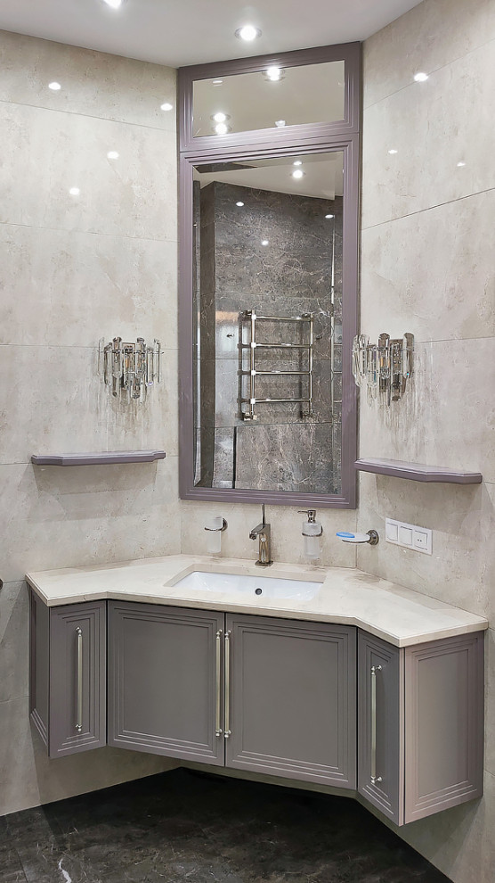 Idée de décoration pour une salle de bain design avec un placard avec porte à panneau encastré et meuble-lavabo suspendu.