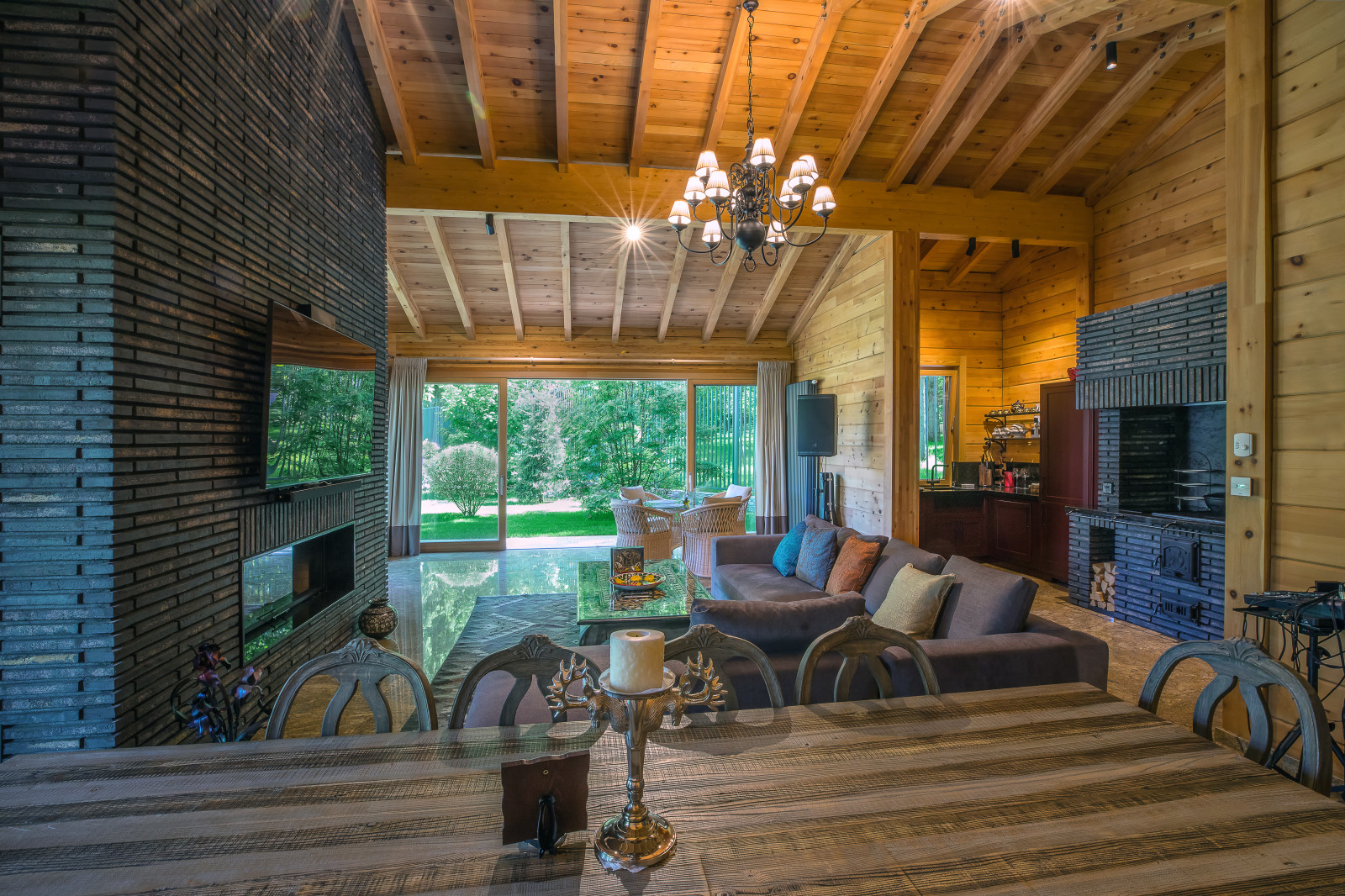 Беседка с двойным камином - на террассе и в закрытой гостиной