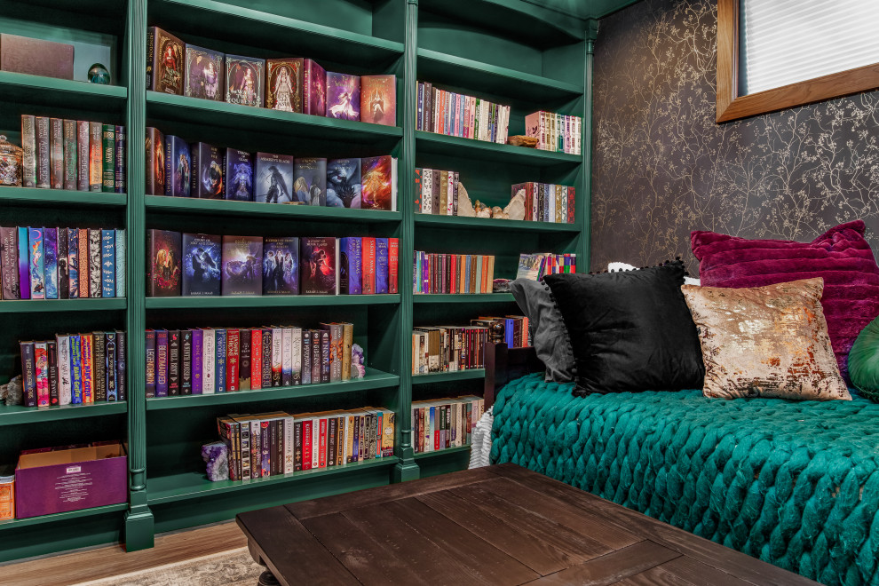 Cette photo montre un petit bureau rétro avec une bibliothèque ou un coin lecture, un sol en bois brun, un bureau intégré, un sol marron et du papier peint.