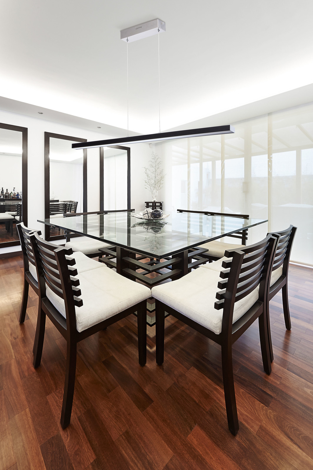 Стильная современная столовая с мебелью из темного дерева