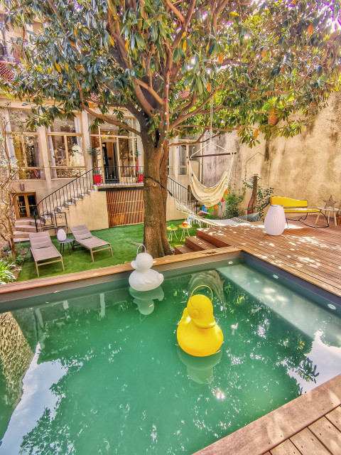 Mini-piscine dans un jardin de ville contemporaneo-terraza-y-balcon