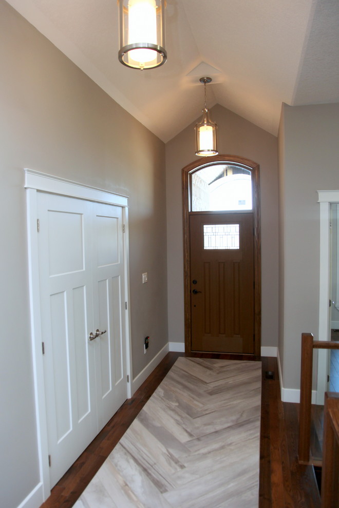 Example of a transitional entryway design in Toronto