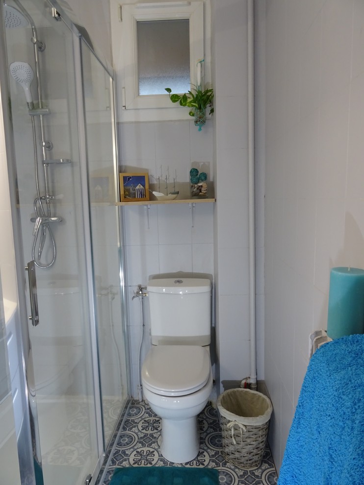 Стильный дизайн: маленькая ванная комната в современном стиле для на участке и в саду - последний тренд