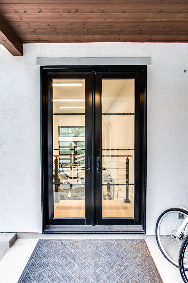 Example of a trendy entryway design in Austin