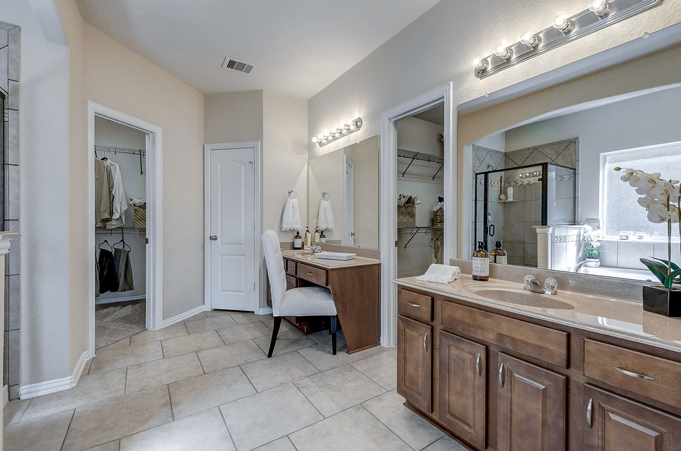 Example of a classic home design design in Houston