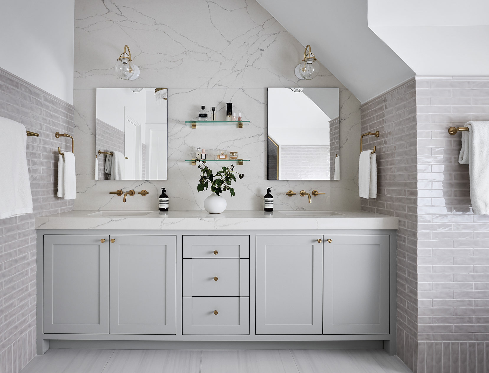 10 Bathroom Vanity Features Pros Always Recommend, image size:1657x1266