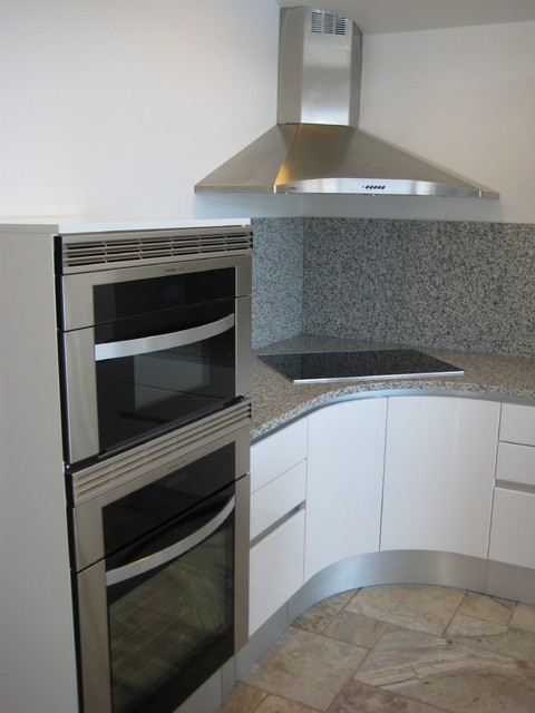 CONTEMPORARY CORNER WALL HOOD minimalistisch-kueche