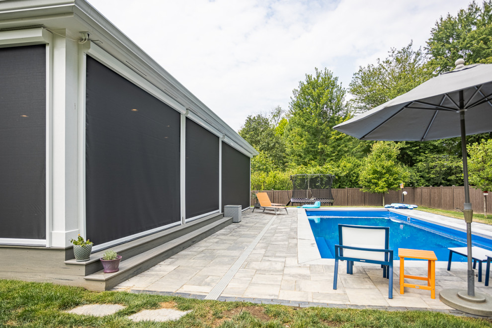 Foto de piscina alargada clásica renovada grande rectangular en patio trasero