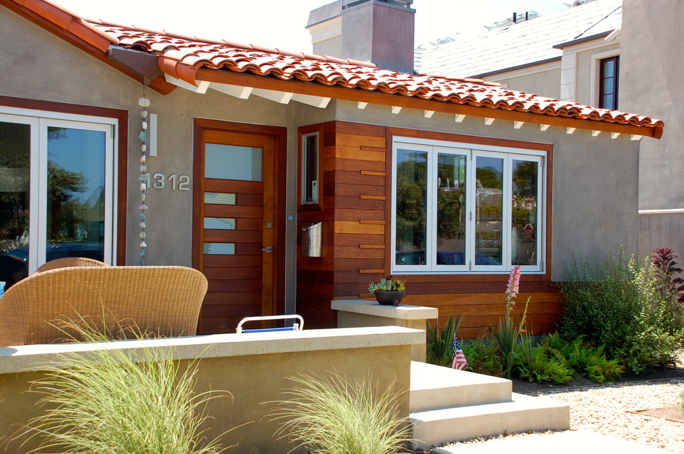 Small transitional one-storey exterior in Los Angeles.