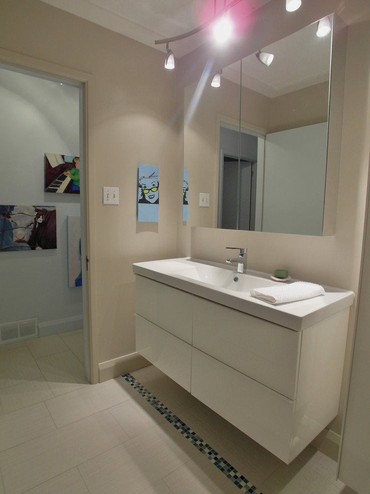 Photo of a modern bathroom in Ottawa.