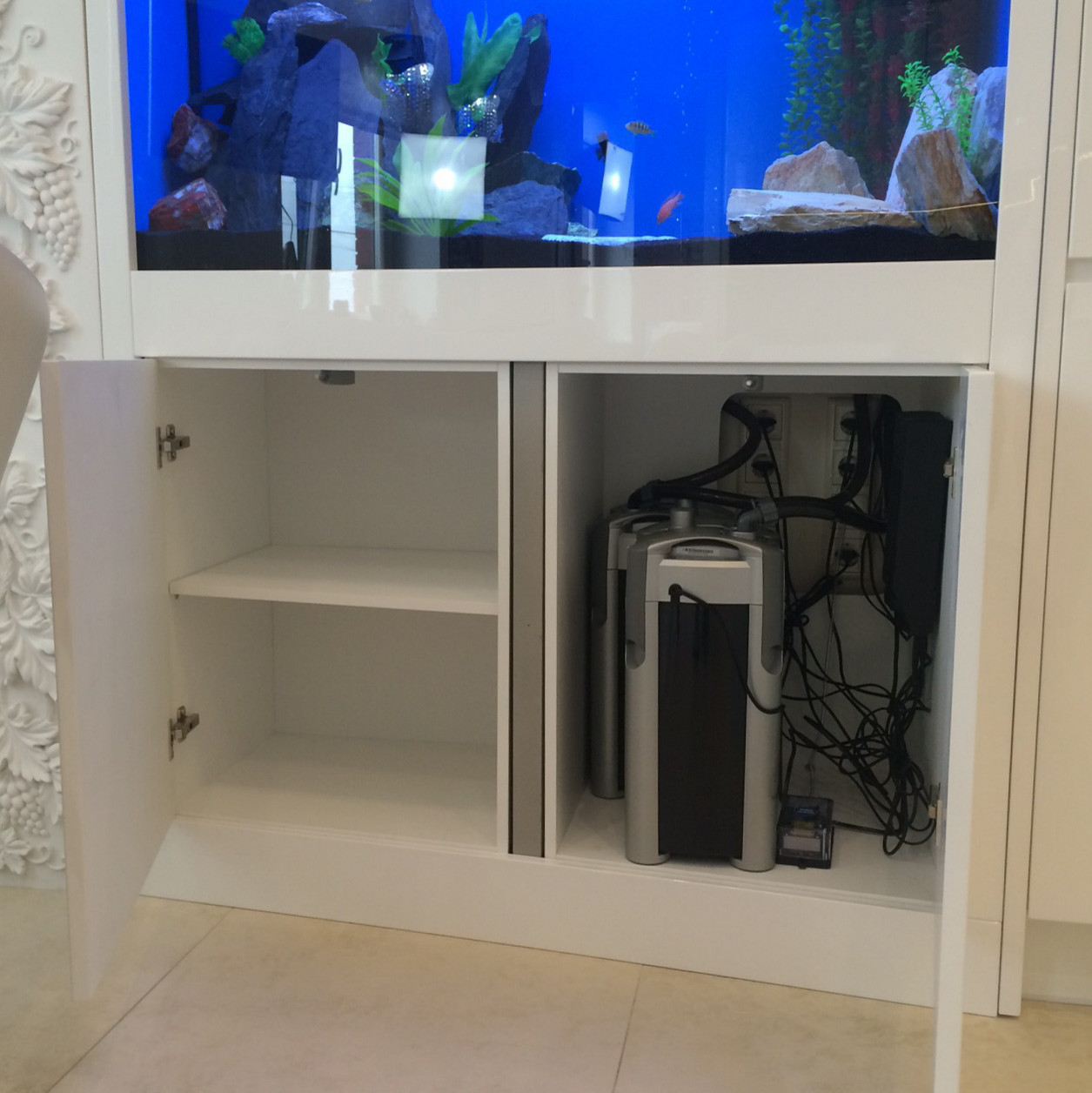 Кухня-волна, совмещенная с аквариумами