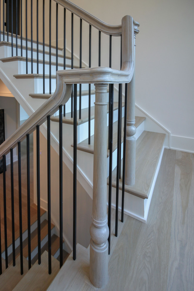 Exemple d'un grand escalier peint flottant éclectique avec des marches en bois, un garde-corps en matériaux mixtes et du lambris de bois.