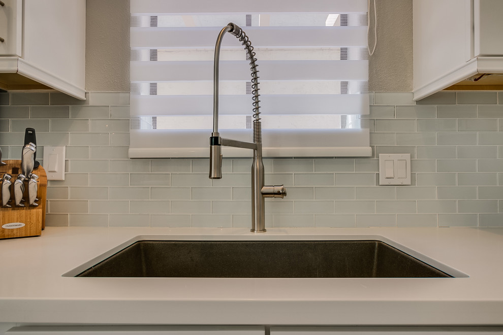 Kitchen - transitional kitchen idea in Phoenix