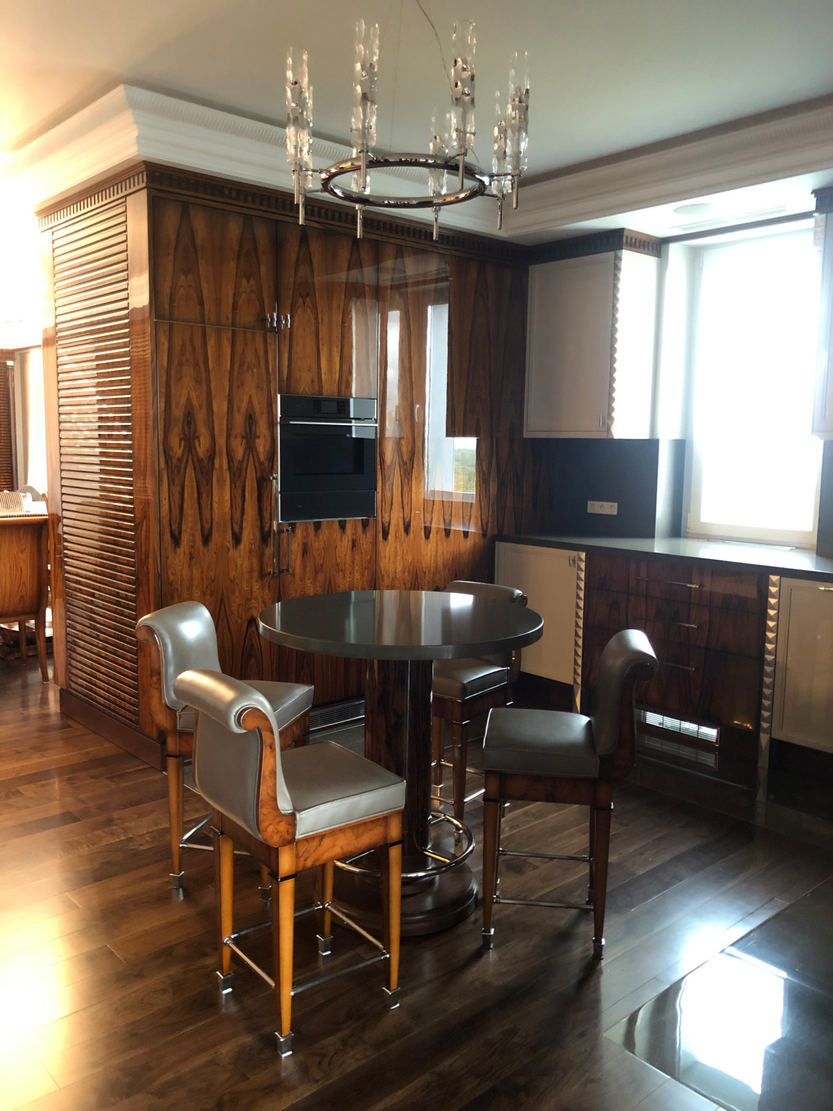 небольшой круглый стол для завтраков в кухне