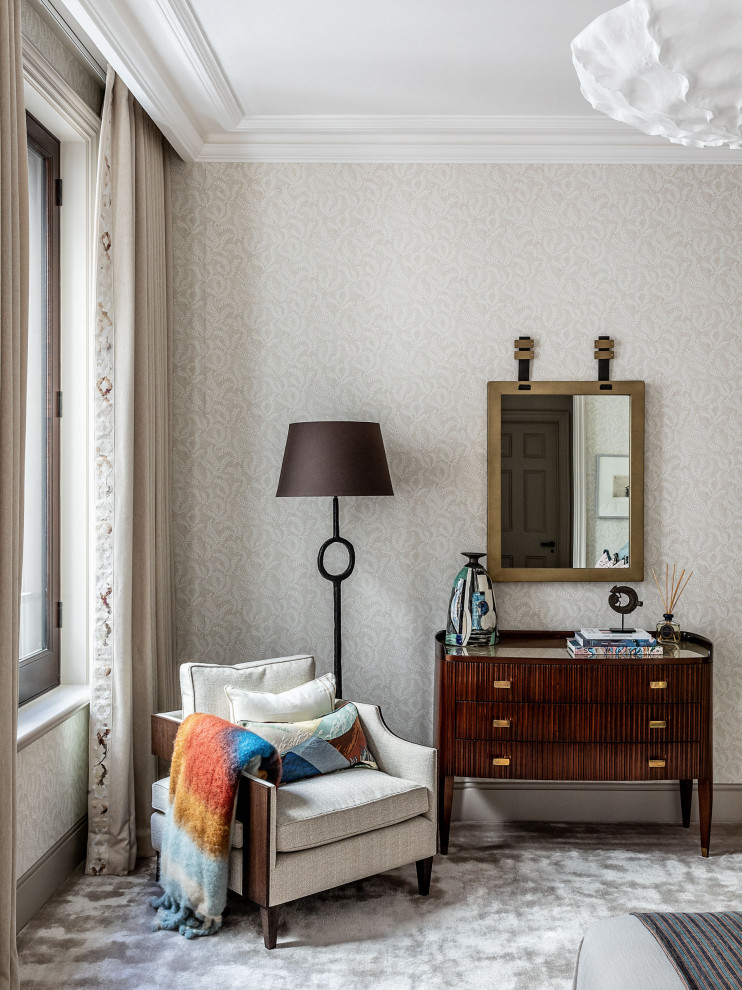 На фото: большая гостевая спальня (комната для гостей): освещение в классическом стиле с серыми стенами, ковровым покрытием, серым полом и обоями на стенах