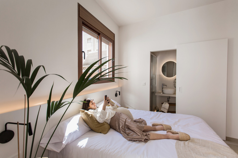 На фото: маленькая хозяйская спальня в стиле модернизм с бежевыми стенами, полом из керамической плитки и бежевым полом для на участке и в саду