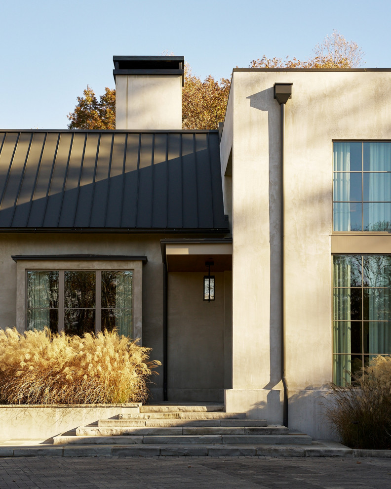 Свежая идея для дизайна: большой, двухэтажный, бежевый частный загородный дом в стиле неоклассика (современная классика) с облицовкой из цементной штукатурки и металлической крышей - отличное фото интерьера