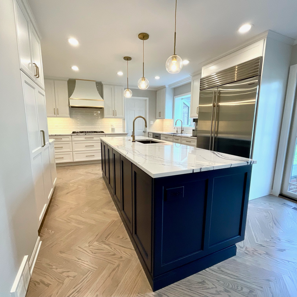 Transitional kitchen photo in Chicago