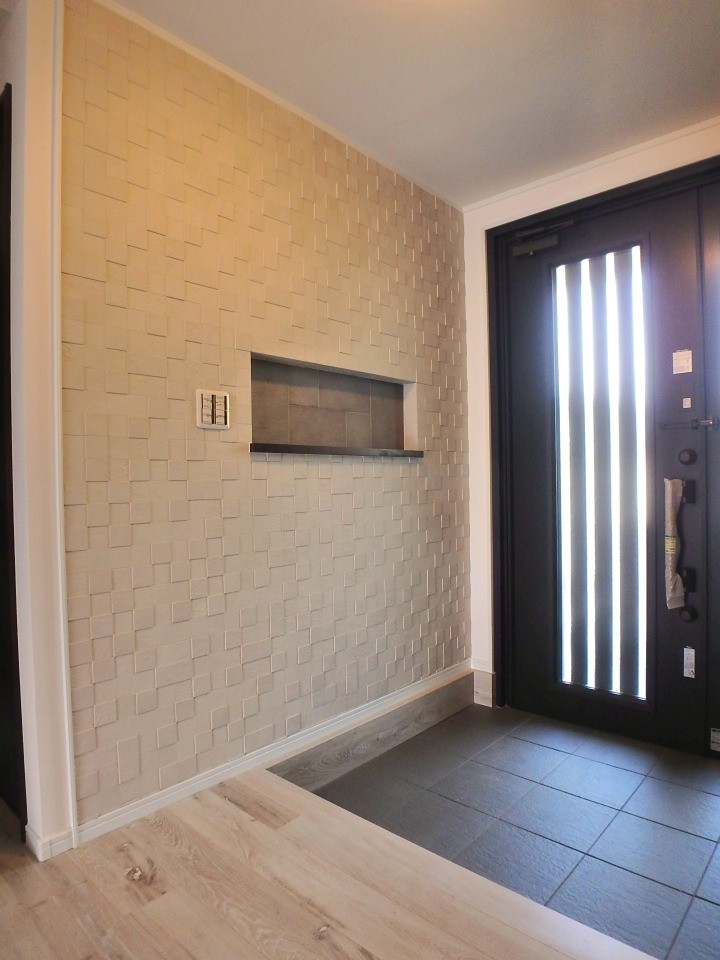 他の地域にあるおしゃれな玄関の写真