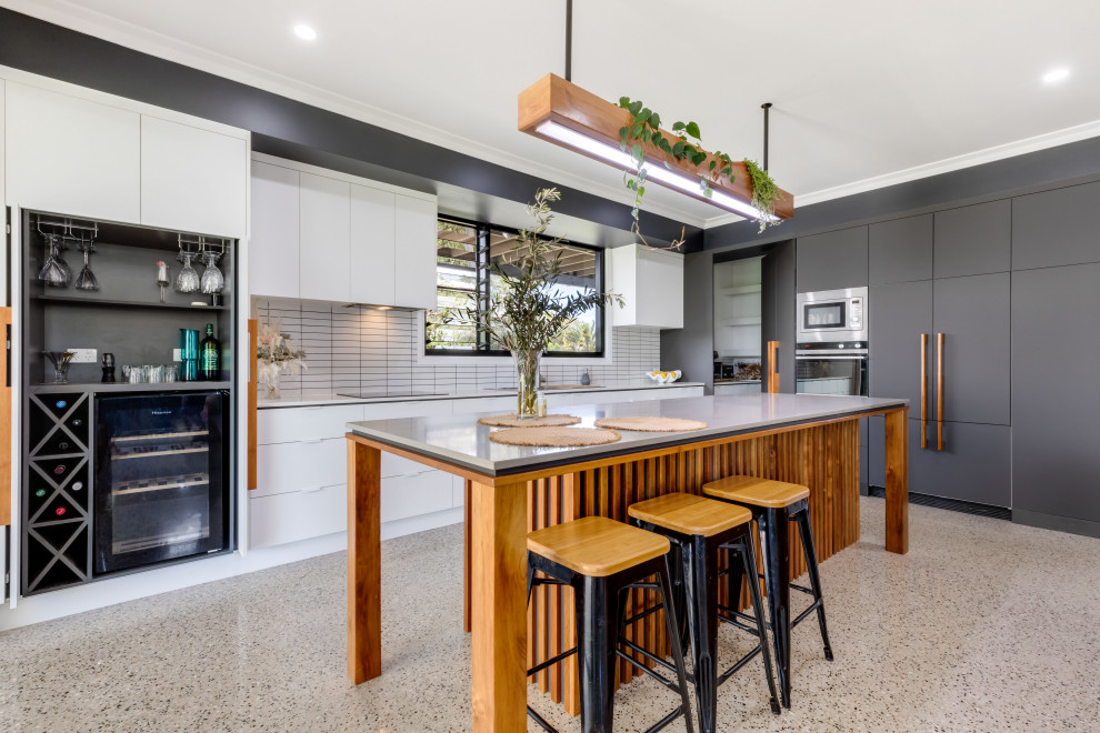 Design ideas for a tropical kitchen in Brisbane.