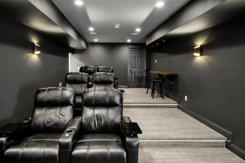 Источник вдохновения для домашнего уюта: большой изолированный домашний кинотеатр в стиле кантри с черными стенами, ковровым покрытием, проектором и серым полом