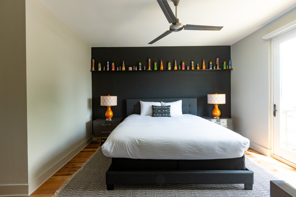 ナッシュビルにある中くらいなモダンスタイルのおしゃれな客用寝室 (黒い壁、淡色無垢フローリング、暖炉なし、茶色い床) のレイアウト