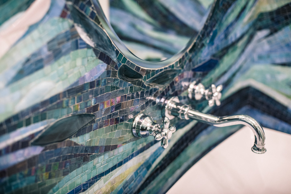 Перепланировка квартиры с радиальной фасадной стеной, авторская мозаика.