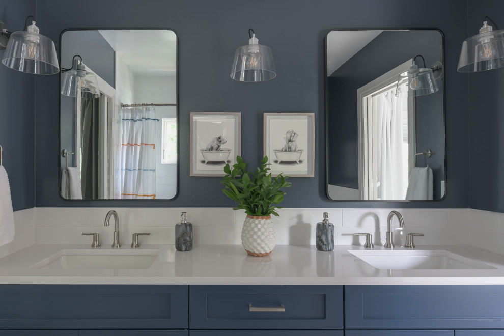 Cette image montre une salle de bain rustique avec des portes de placard bleues, meuble double vasque et meuble-lavabo encastré.