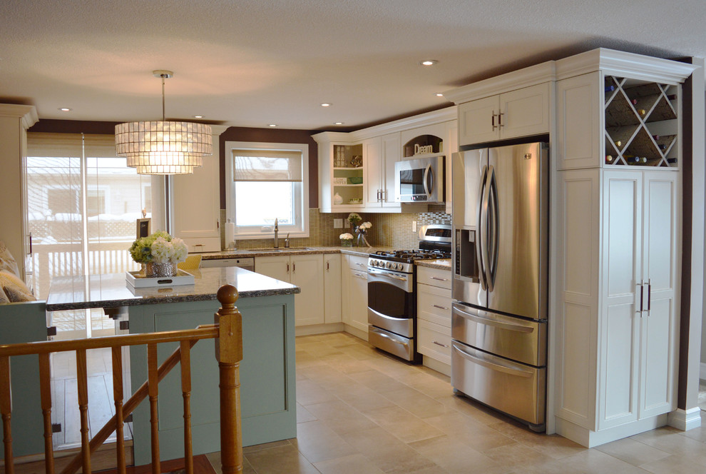 Transitional kitchen photo in Toronto