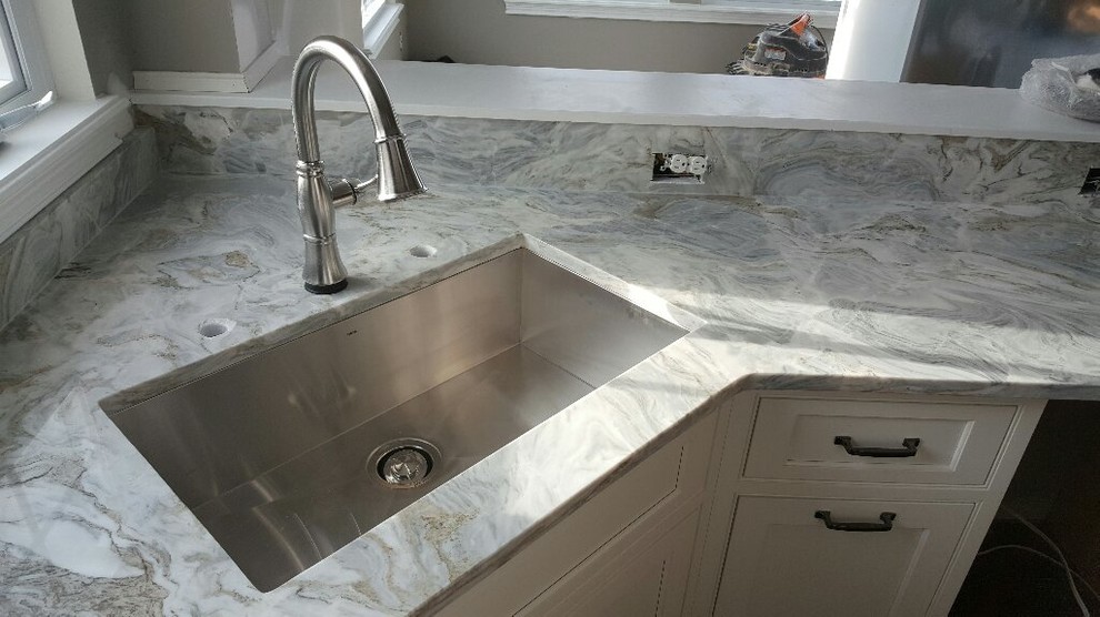 Example of a transitional kitchen design in Cincinnati