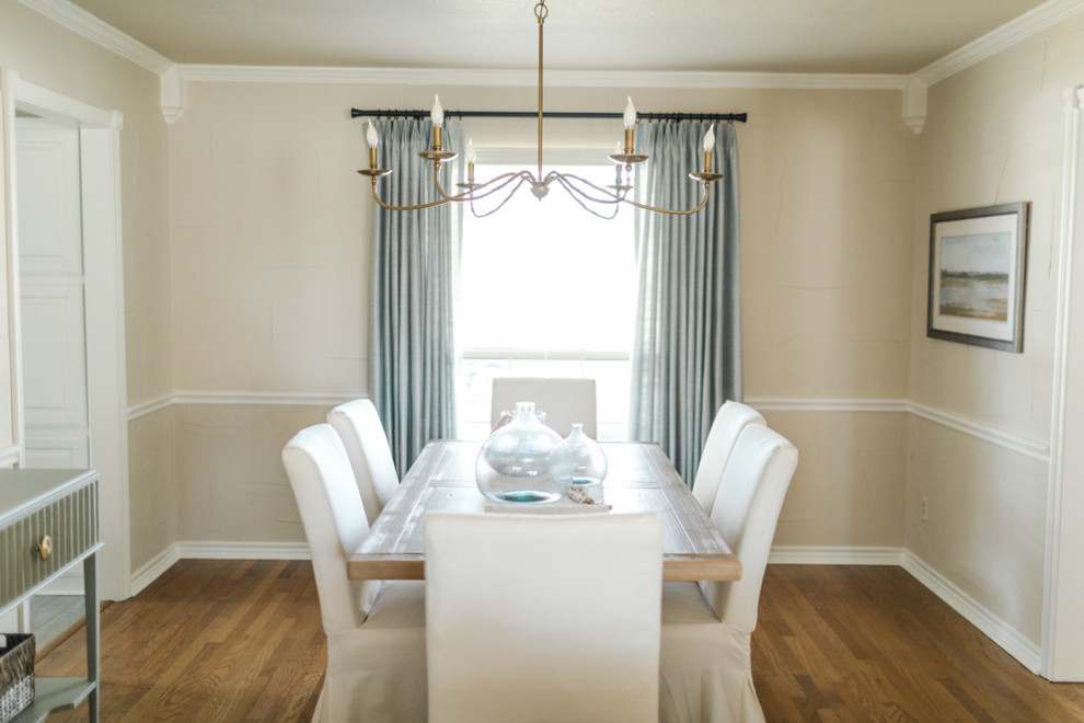 Idee per una piccola sala da pranzo tradizionale con pareti beige, pavimento in legno massello medio e pavimento marrone