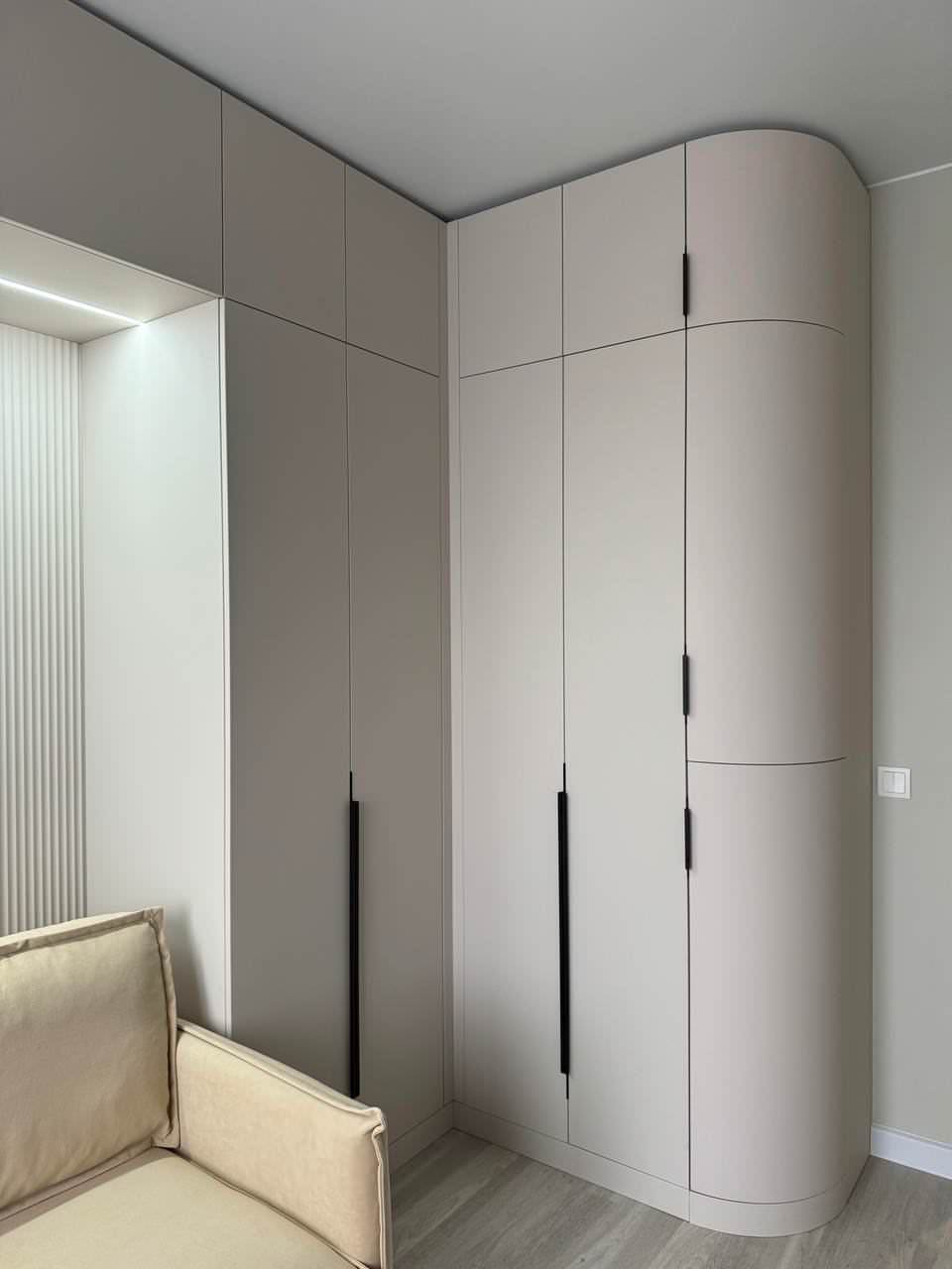 Спальное место в теплых и светлых оттенках.