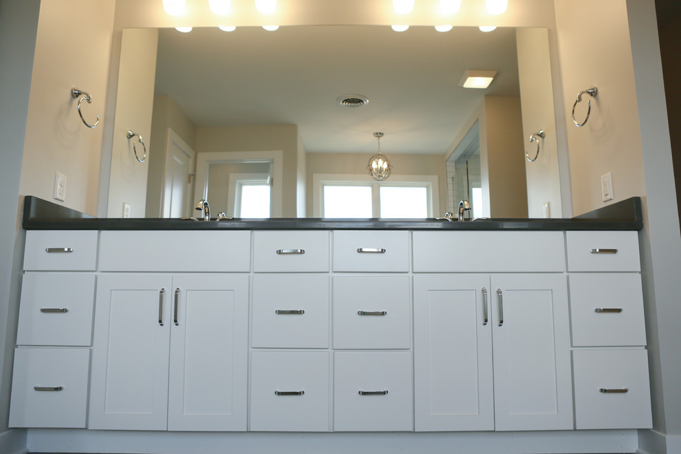 Inspiration for a mid-sized transitional master porcelain tile porcelain tile home design remodel in Chicago with shaker cabinets, white cabinets, a two-piece toilet, gray walls, a drop-in sink and quartz countertops