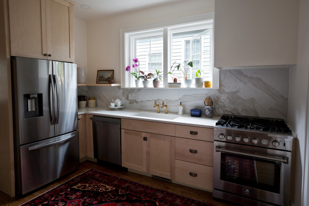 Small transitional l-shaped kitchen photo with shaker cabinets, quartz countertops, multicolored backsplash, marble backsplash, stainless steel appliances and no island