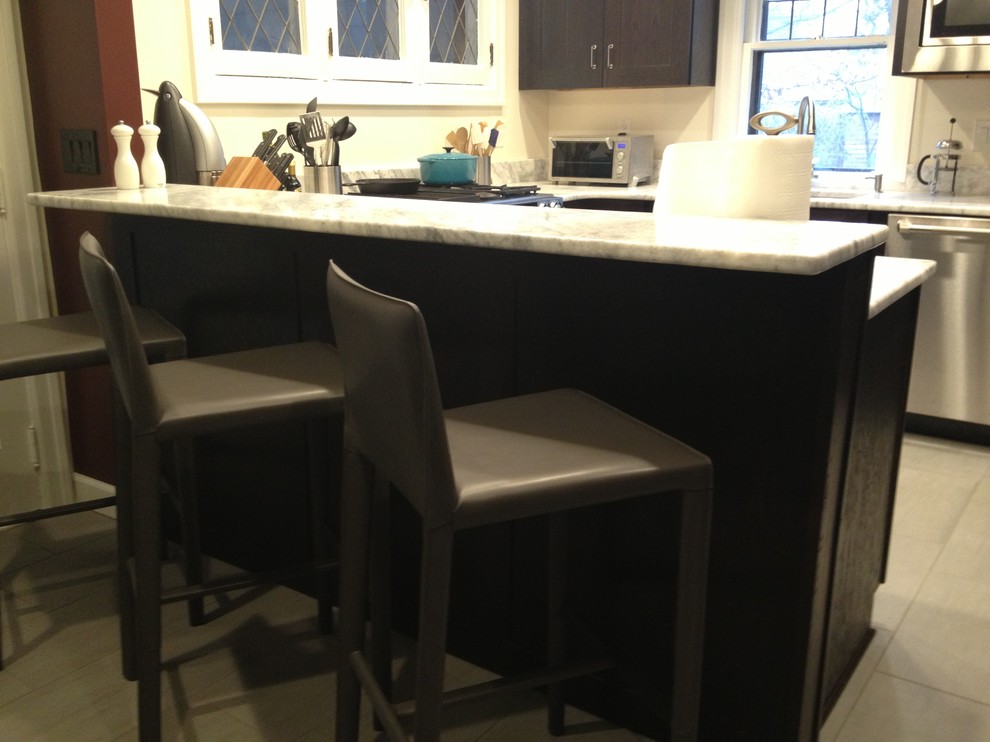 Example of a transitional kitchen design in Detroit