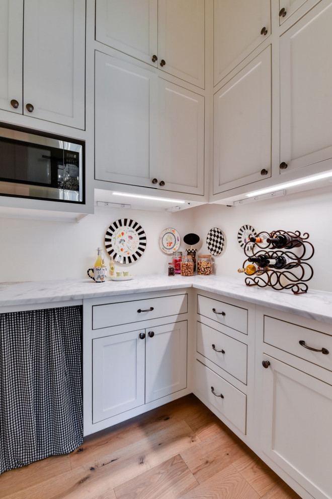 Kitchen - kitchen idea in Austin