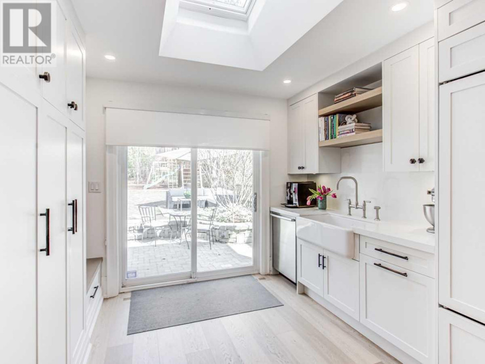 Example of a transitional kitchen design in Toronto