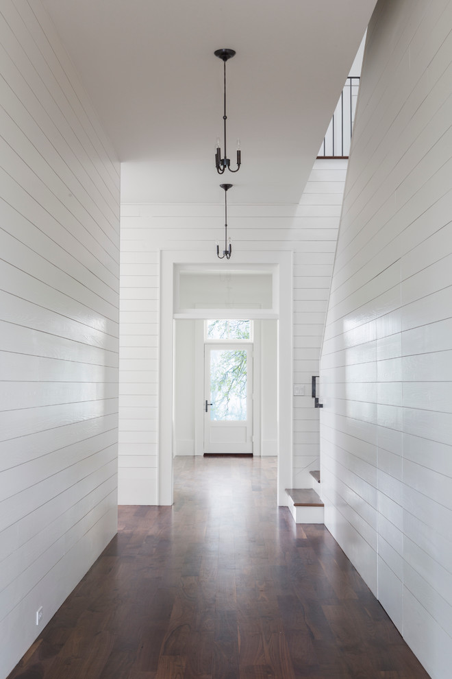 Transitional hallway photo in Austin