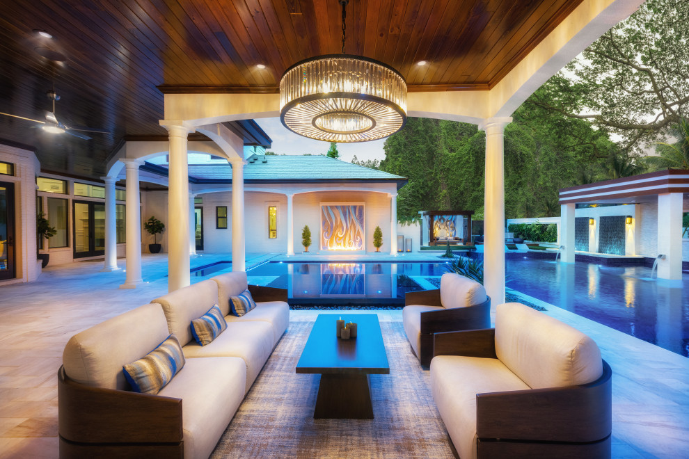 Großer, Gefliester Moderner Infinity-Pool hinter dem Haus in individueller Form mit Sichtschutz in Tampa