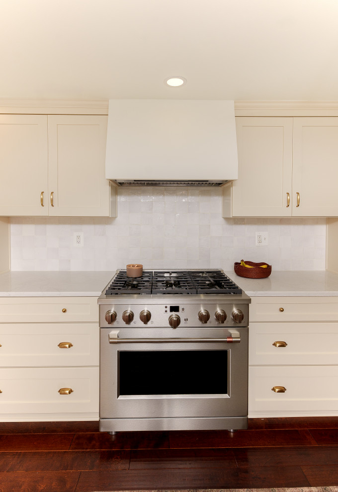 Transitional kitchen photo in Baltimore