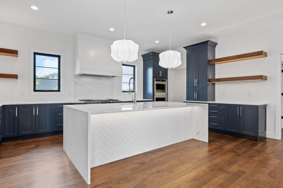 Example of a minimalist home design design in Cedar Rapids