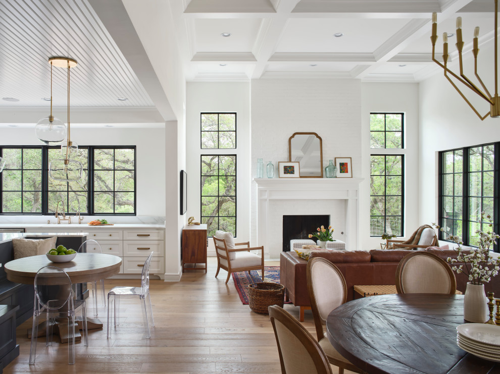 Свежая идея для дизайна: гостиная комната среднего размера в стиле неоклассика (современная классика) с белыми стенами, стандартным камином, фасадом камина из дерева и коричневым полом - отличное фото интерьера
